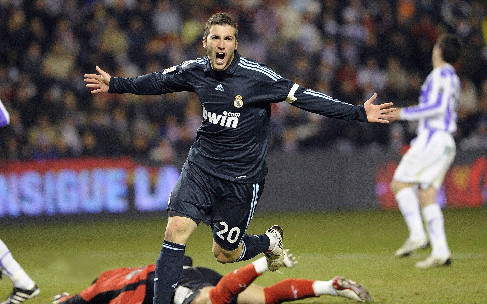 西甲焦点战裁判人选揭晓，穆尼斯执哨皇马主场迎战塞维利亚，争议与期待并存